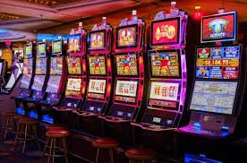 မြန်မာ ကစားသမားများ KBZPay ဖြင့် Live Casino ငွေသွင်းနေသောမြင်ကွင်း